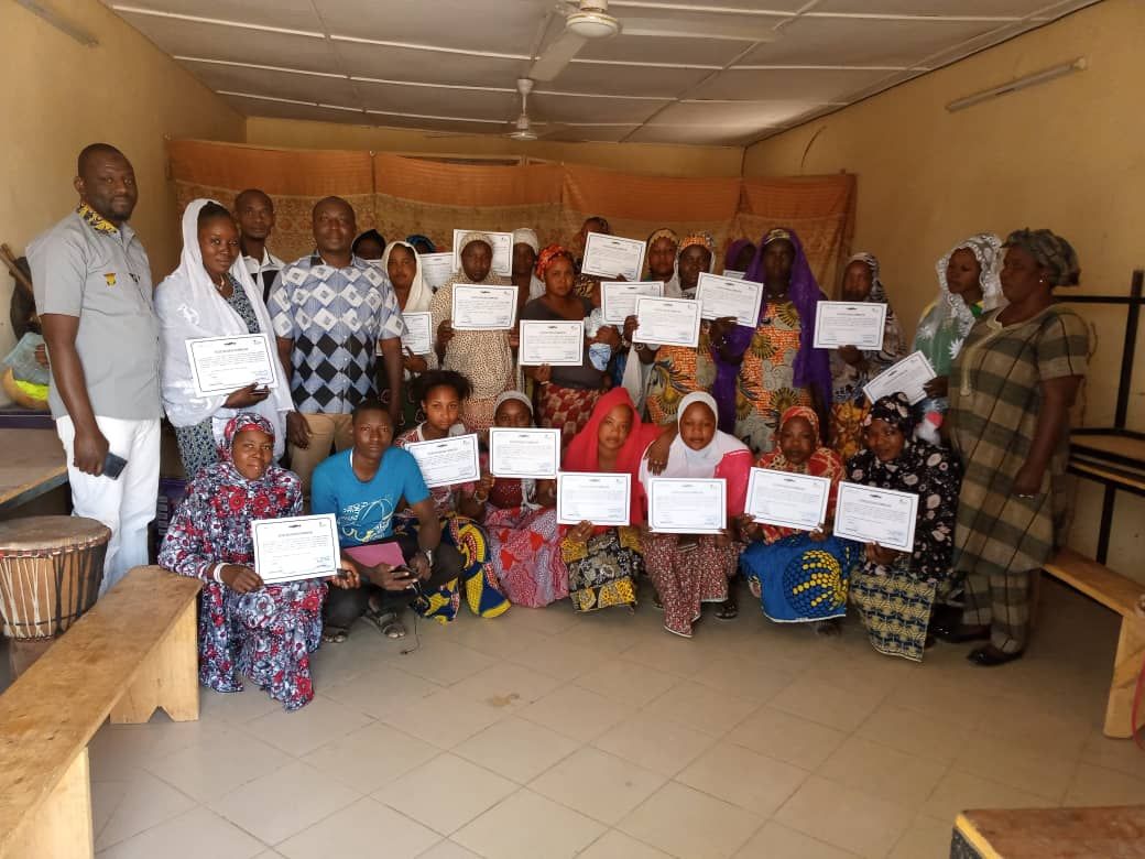 Remise d'attestations aux femmes bénéficiaires de Dori dans le cadre du projet de formation en transformation de produits laitiers